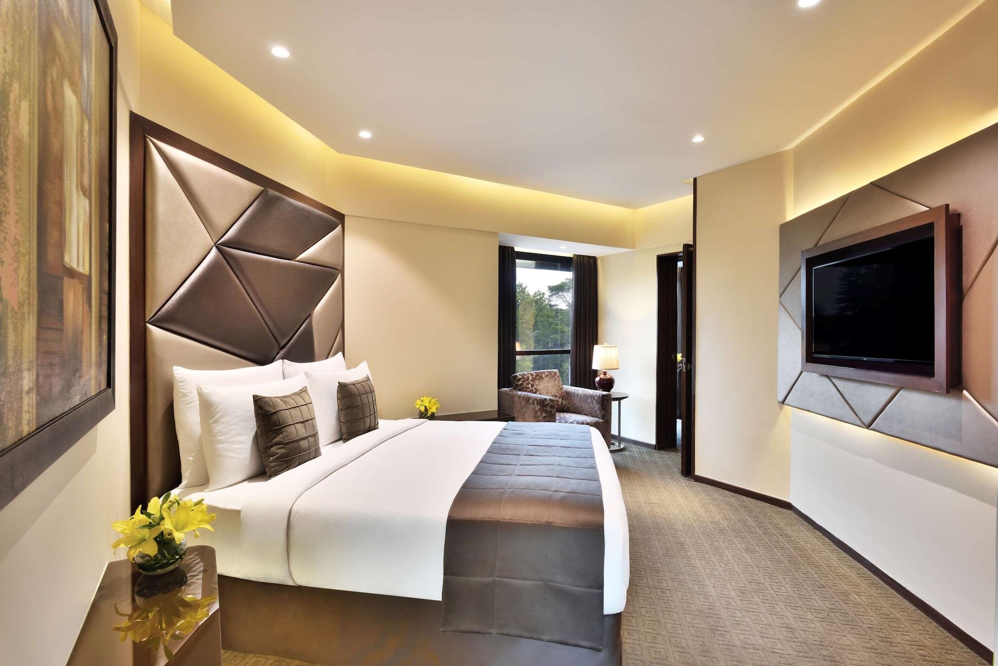 Radisson Blu Atria Bengaluru Hotel Exterior foto A room at the hotel