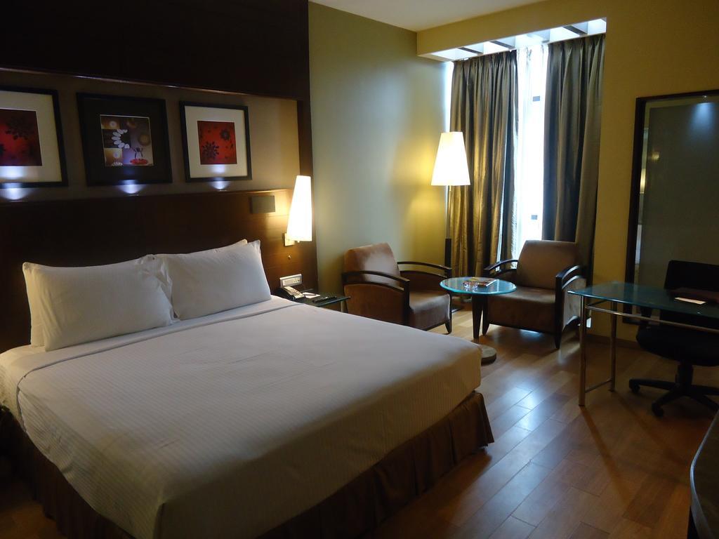 Radisson Blu Atria Bengaluru Hotel Exterior foto A room at the hotel