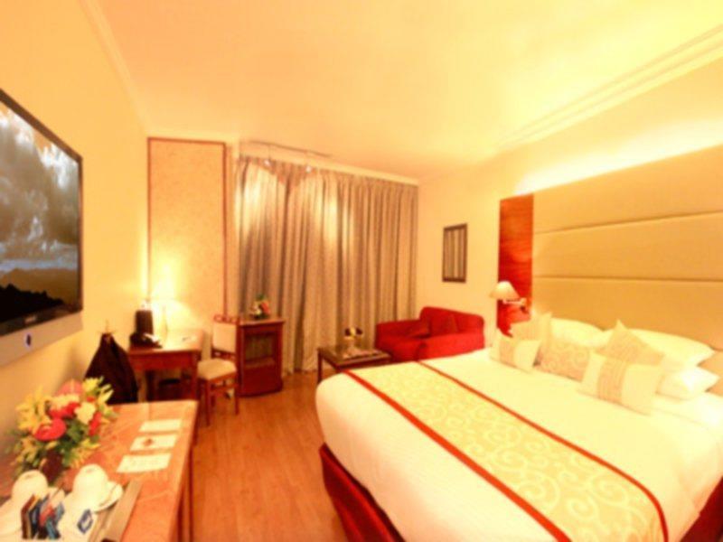 Radisson Blu Atria Bengaluru Hotel Exterior foto A room at the hotel