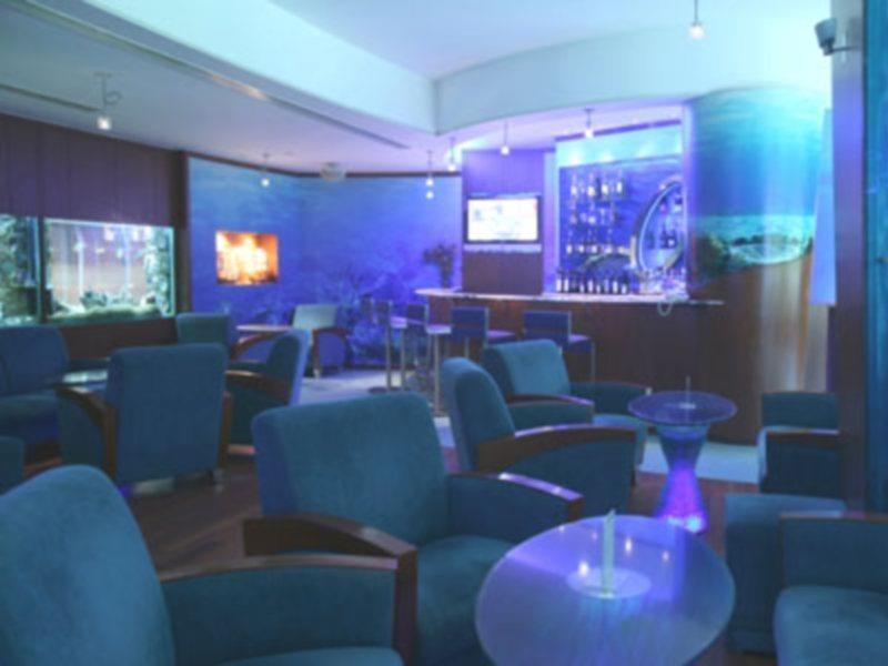 Radisson Blu Atria Bengaluru Hotel Exterior foto The lounge at the airport