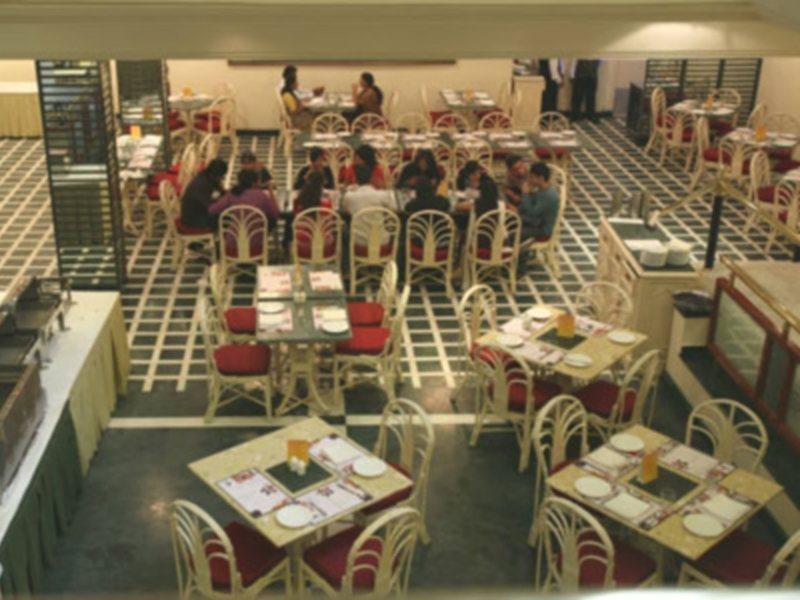 Radisson Blu Atria Bengaluru Hotel Exterior foto Interior of a typical fast food restaurant