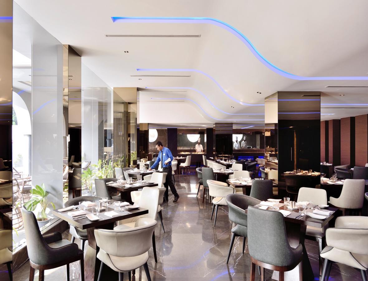 Radisson Blu Atria Bengaluru Hotel Exterior foto The restaurant