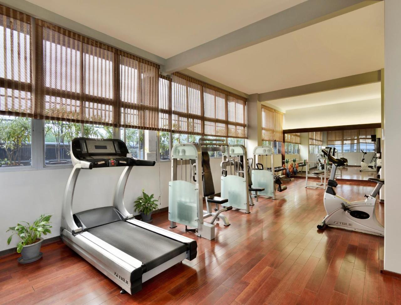 Radisson Blu Atria Bengaluru Hotel Exterior foto The gym at the hotel