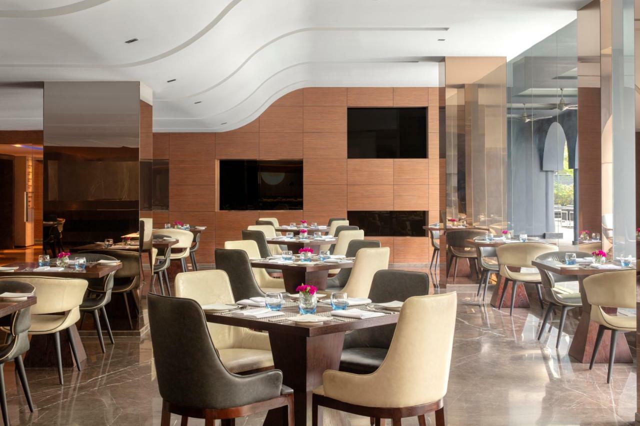 Radisson Blu Atria Bengaluru Hotel Exterior foto The restaurant