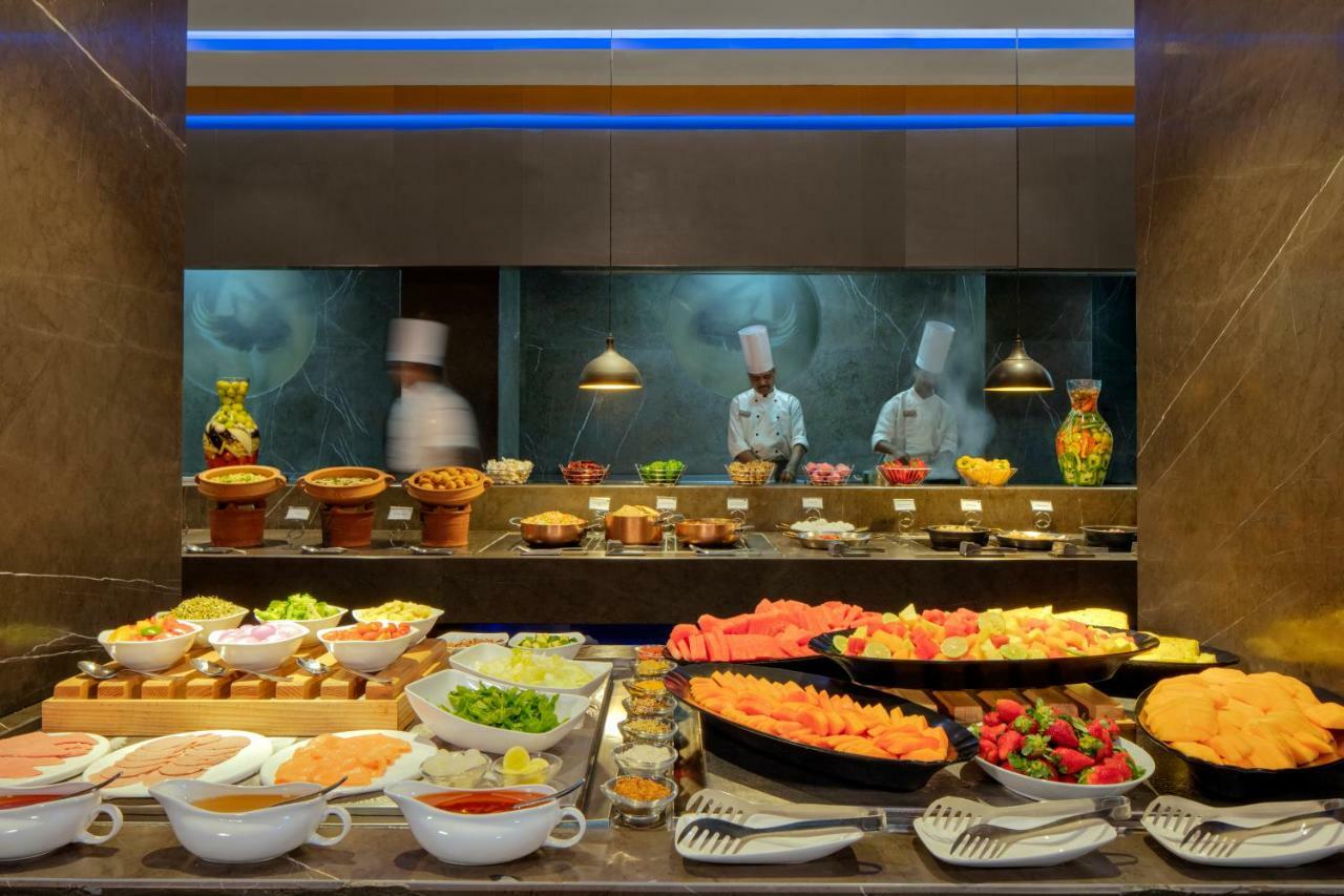 Radisson Blu Atria Bengaluru Hotel Exterior foto A buffet at a hotel