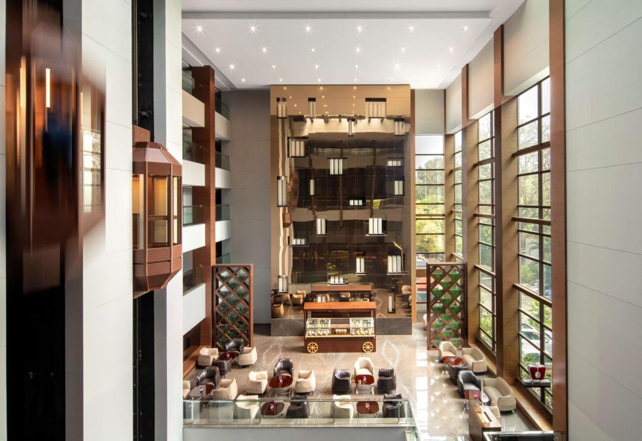 Radisson Blu Atria Bengaluru Hotel Exterior foto The lobby of the hotel