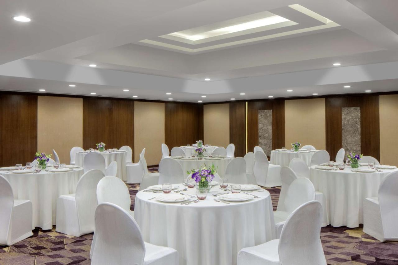 Radisson Blu Atria Bengaluru Hotel Exterior foto The ballroom